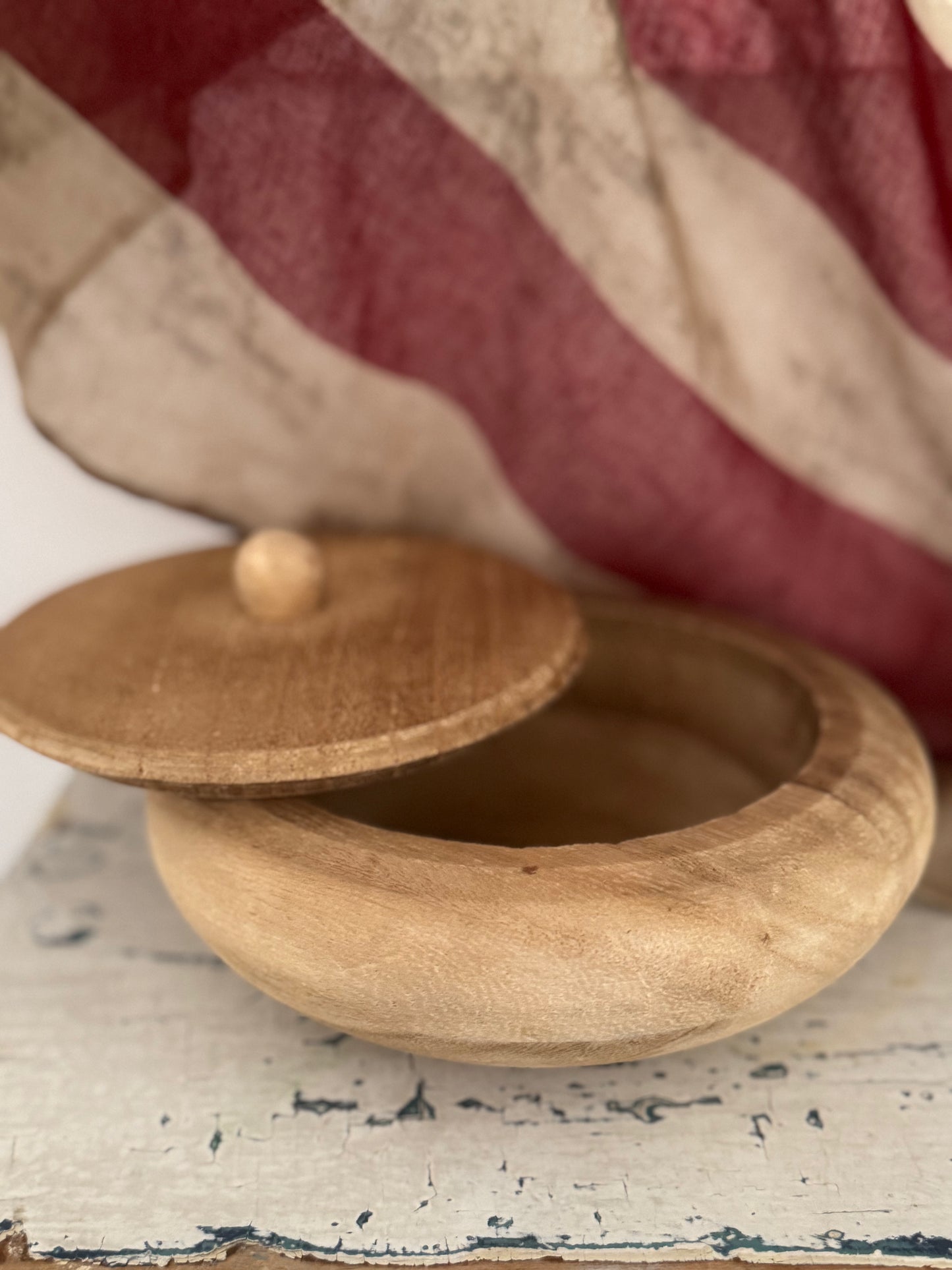 Wood bowl with lid